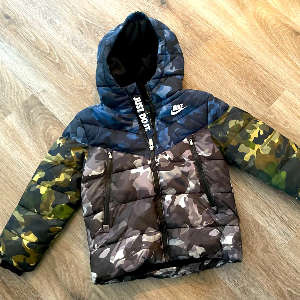 New Nike boys camo puffer jacket MRSP 85 size4